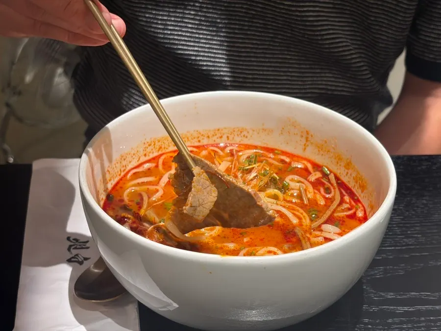 Toryeom-style noodles and broth at Tanbaek