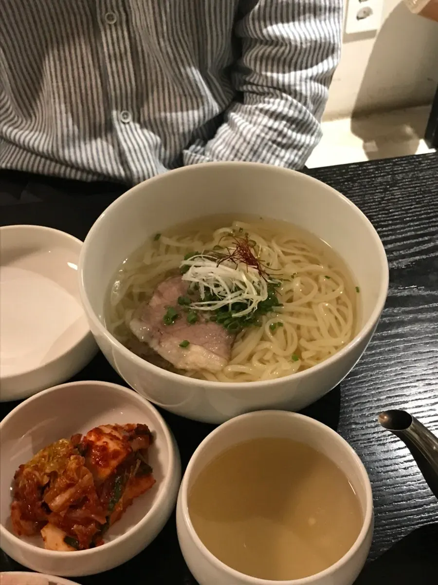 A bowl of Tanbaek's signature gom-kalguksu