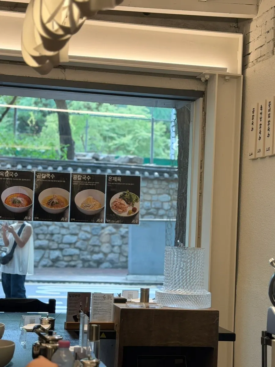 큰 통에서 육수를 끓이는 주방 모습