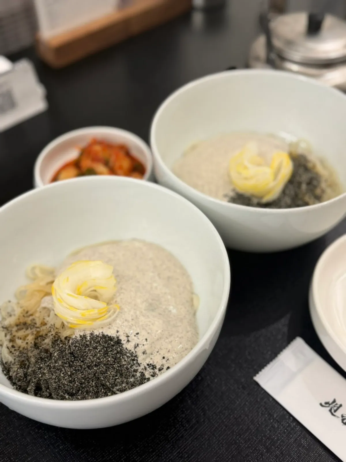 테이블에 준비된 후추와 다대기
