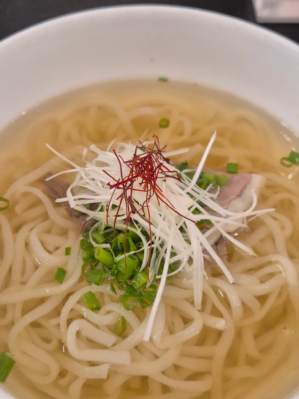 맑은 한우 육수의 곰칼국수 국물
