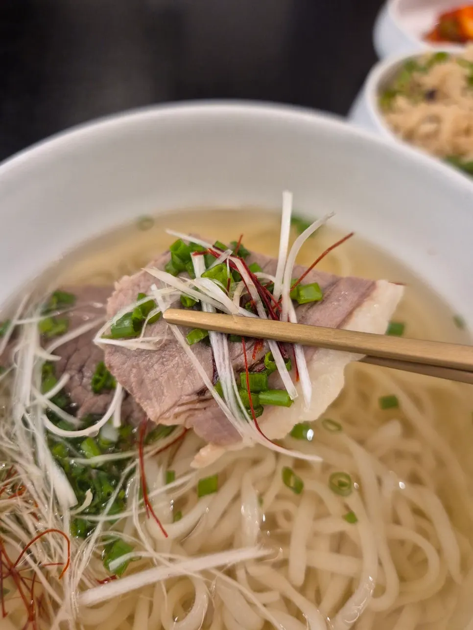칼국수 면을 건져 올린 모습