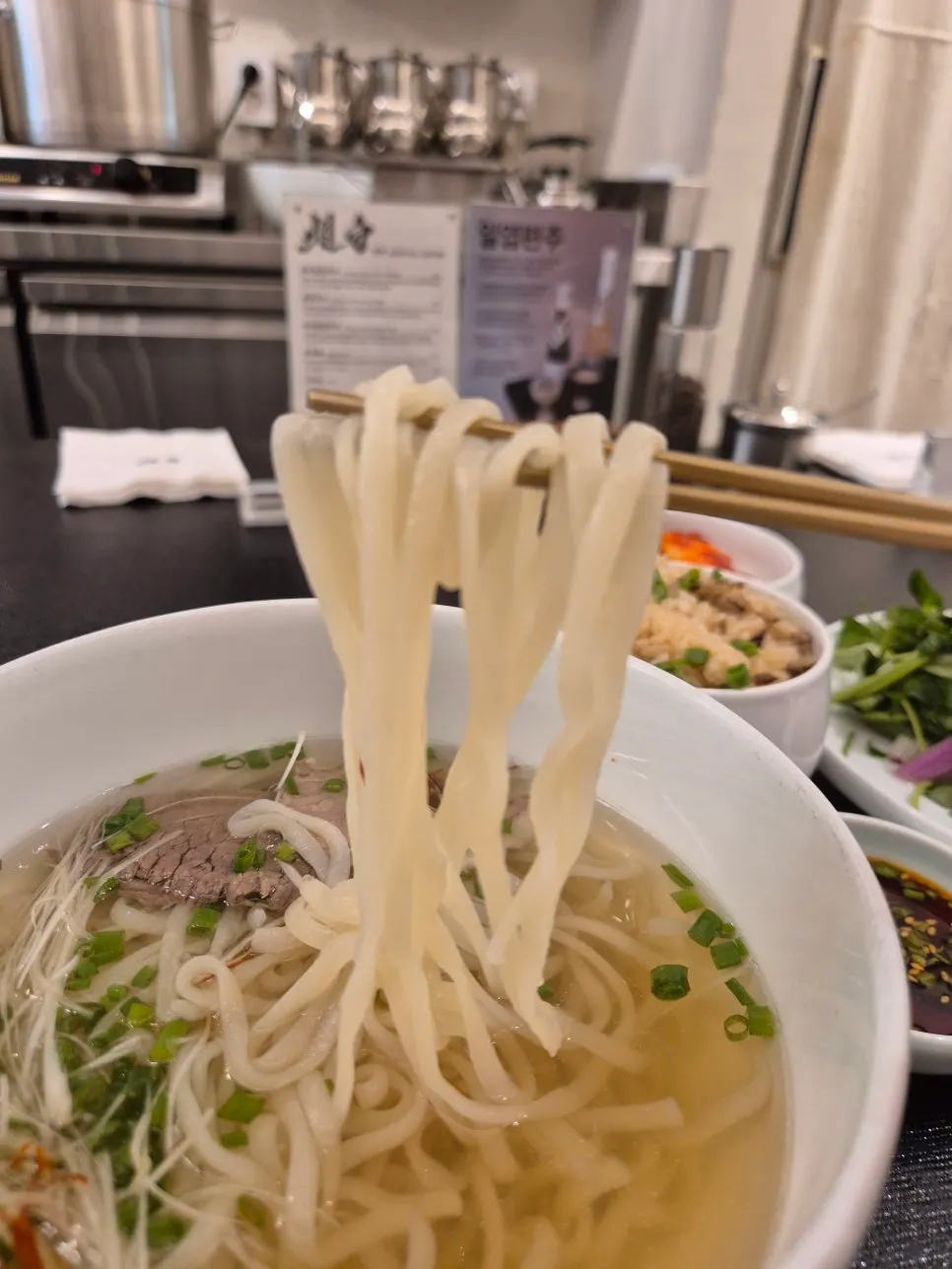 곰칼국수와 곁들인 반찬
