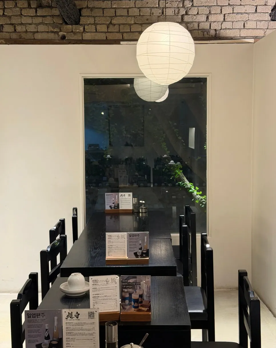Tanbaek bar table with QR code ordering