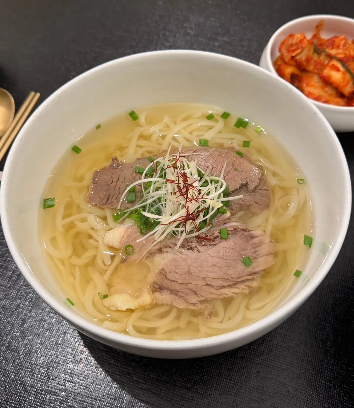 A bowl of Tanbaek's clear-broth gomguk kalguksu