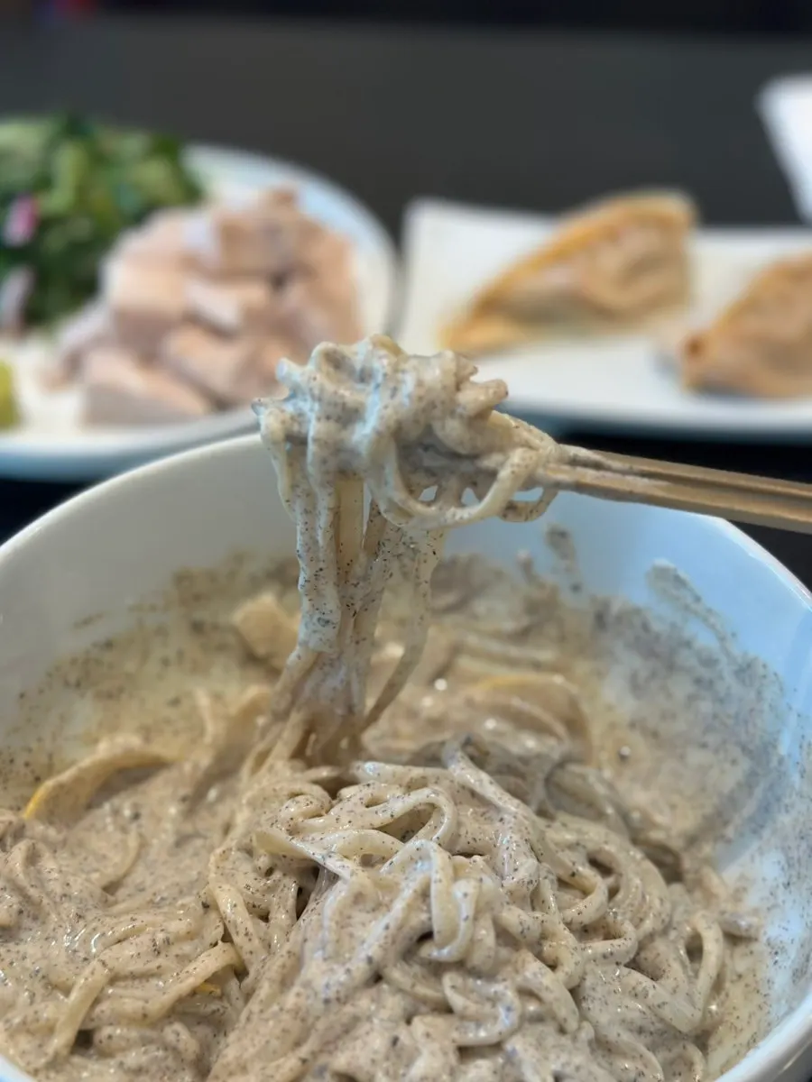 콩비빔칼국수 면을 들어 올린 모습