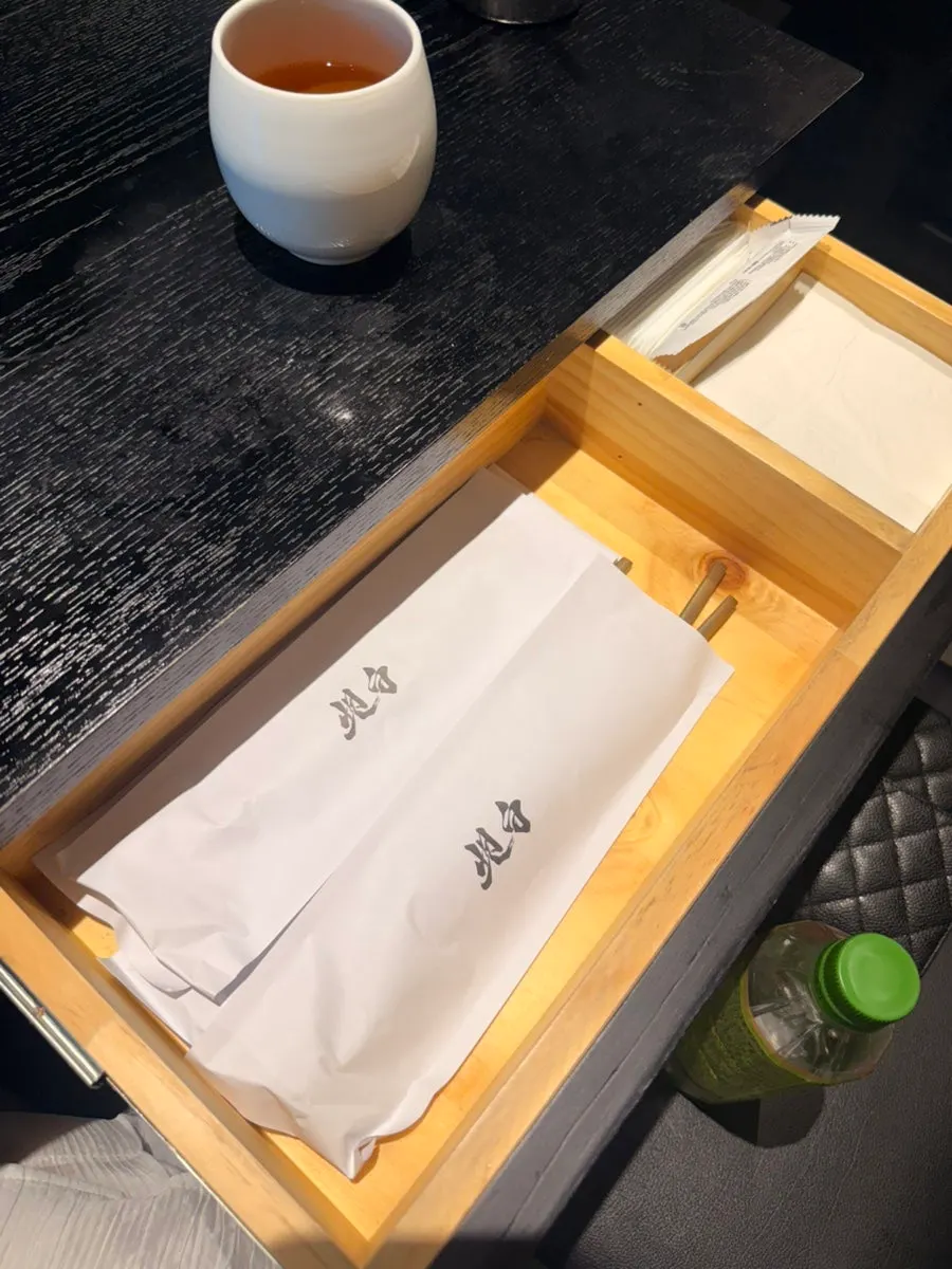 個包装されたタンベクのお箸とスプーン