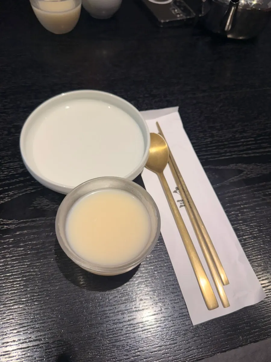 カルグクスに添えられた生マッコリ二杯