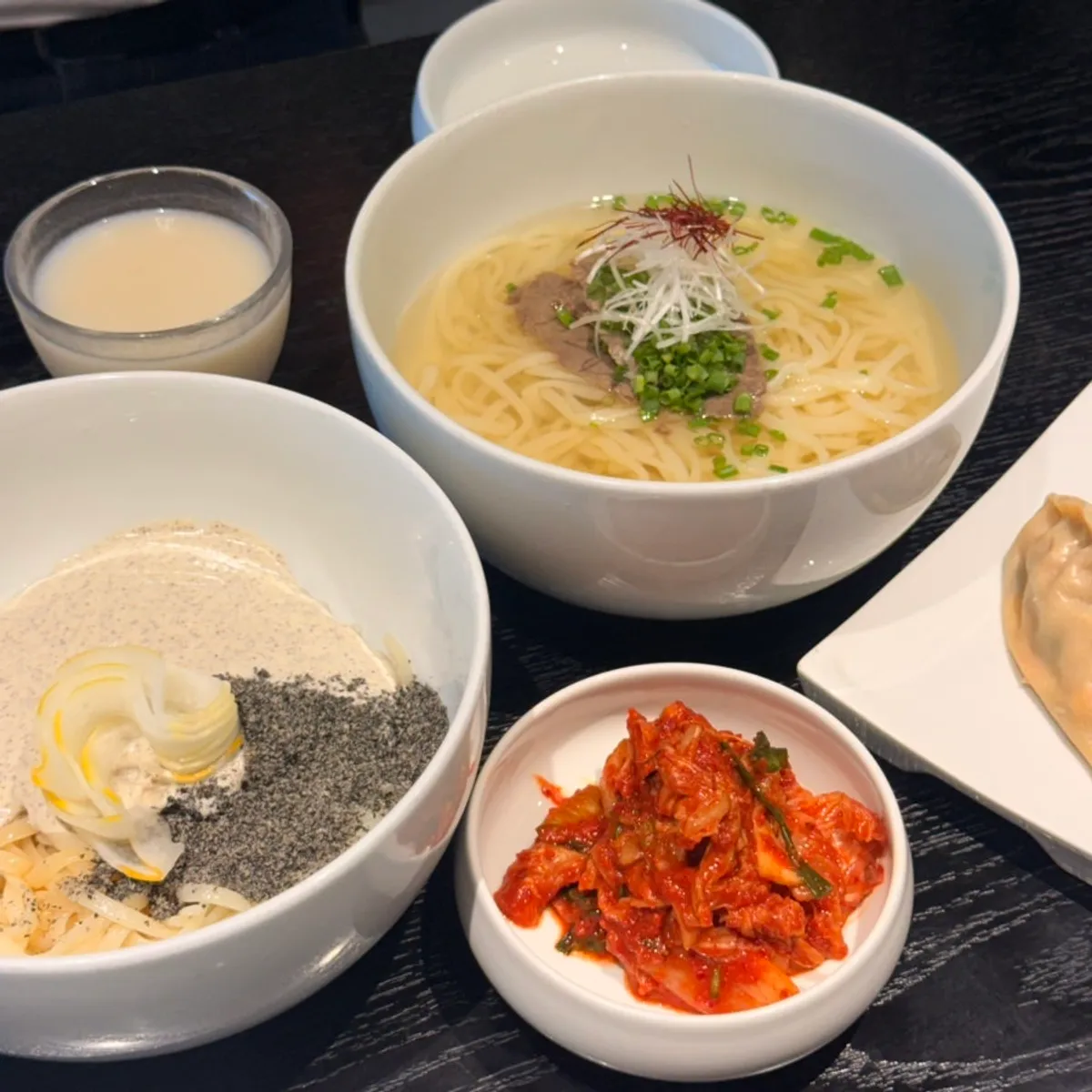 タンベクの豆ビビンカルグクスとコムカルグクス、キムチ餃子の食卓