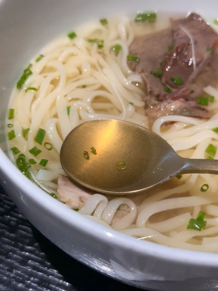 牛肉のトッピングが乗ったタンベクのコムカルグクス