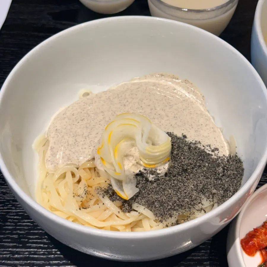 澄んだコムカルグクスのスープ一杯