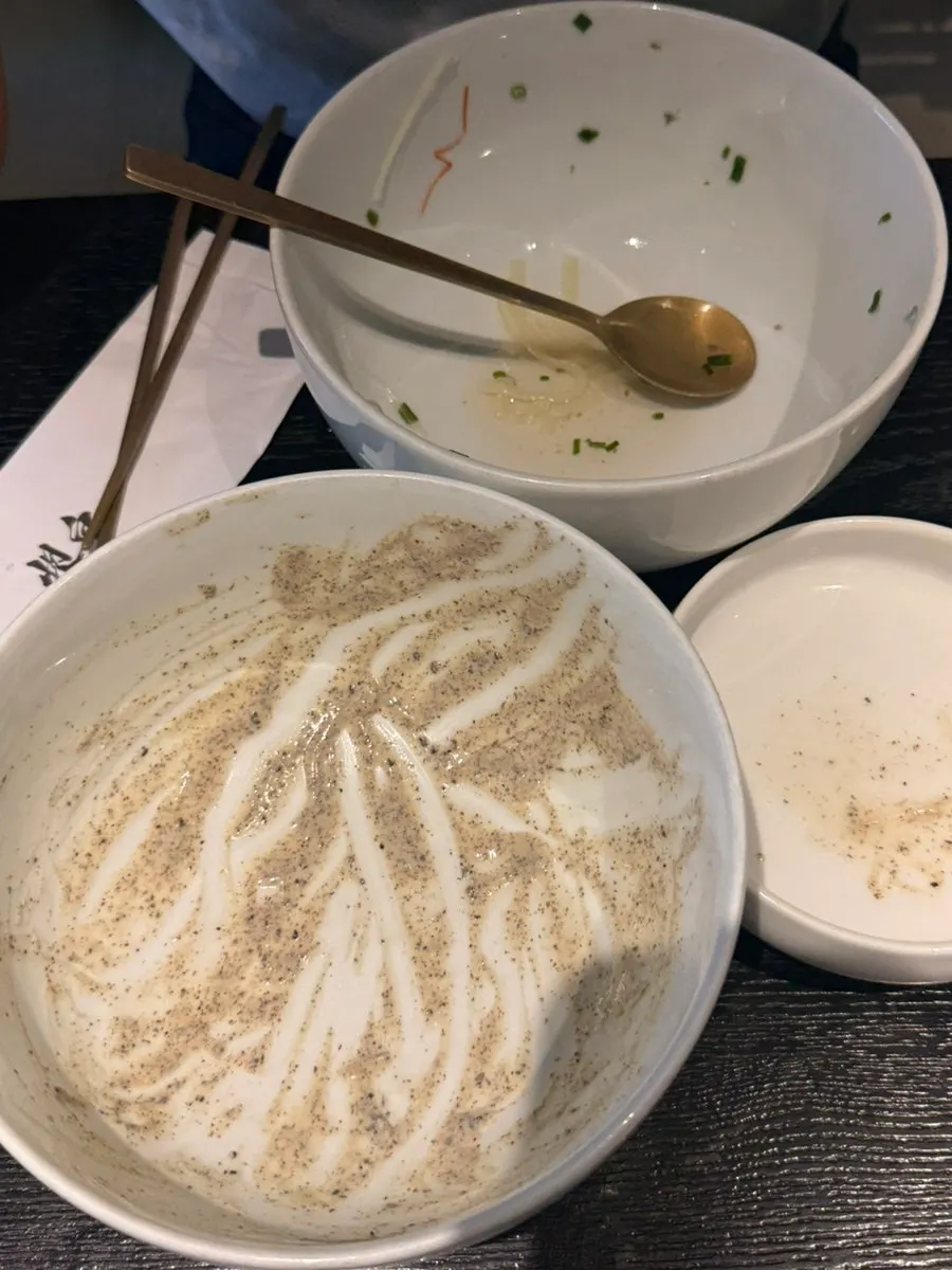 マクワウリが乗った豆ビビンカルグクスを混ぜた様子