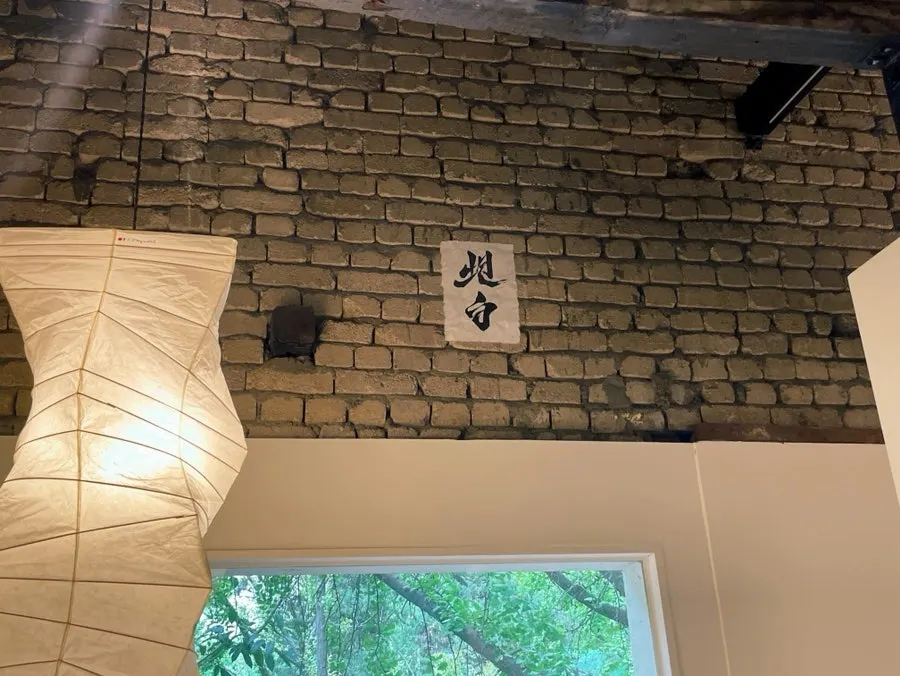 擺放陶瓷小物的Tanbaek牆面層架