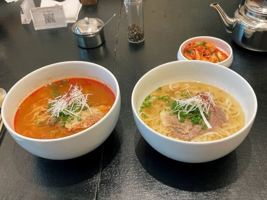 盛裝在陶瓷碗中的Tanbaek刀削麵餐桌