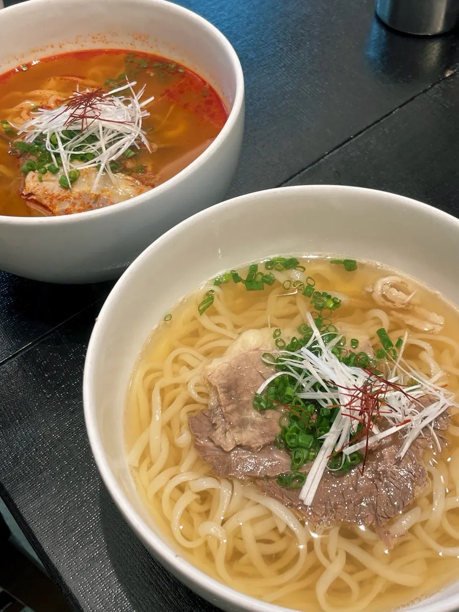 擺上韓牛牛腱肉與雪花肉片的濃白刀削麵