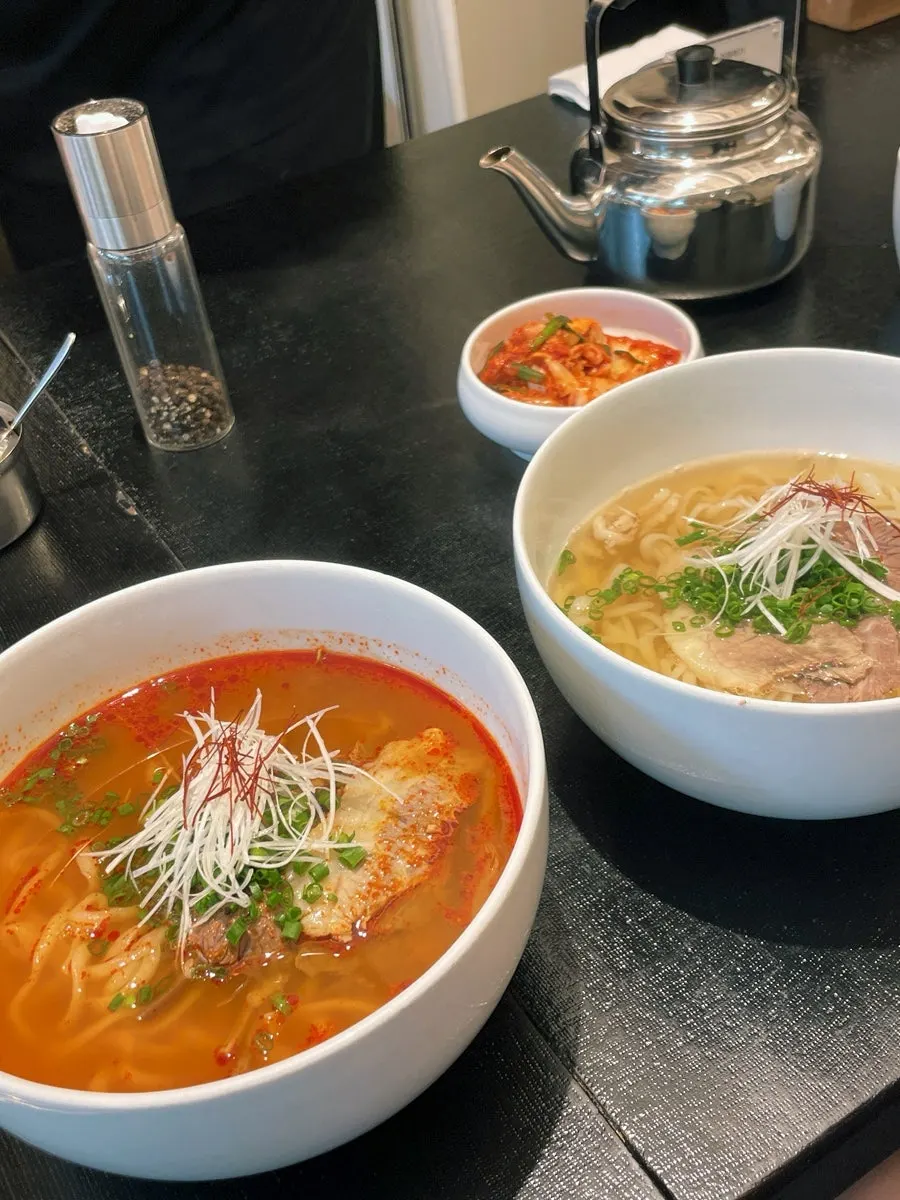 加入蕨菜與大蔥的辣牛肉湯刀削麵