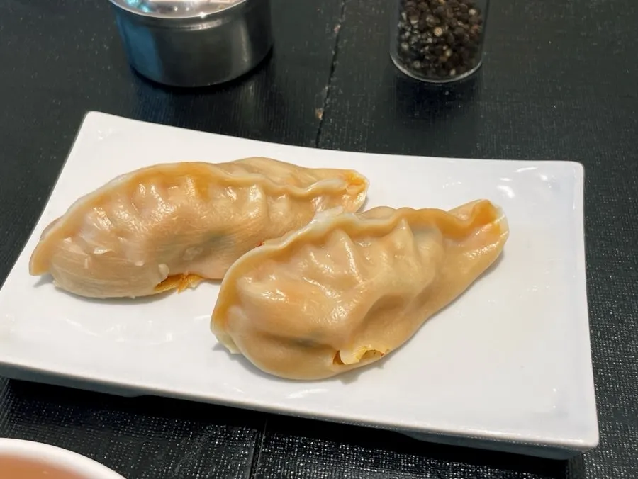 內餡飽滿的首爾式泡菜煎餃兩顆