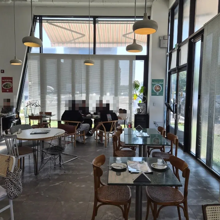 Interior atmosphere of When You Bite