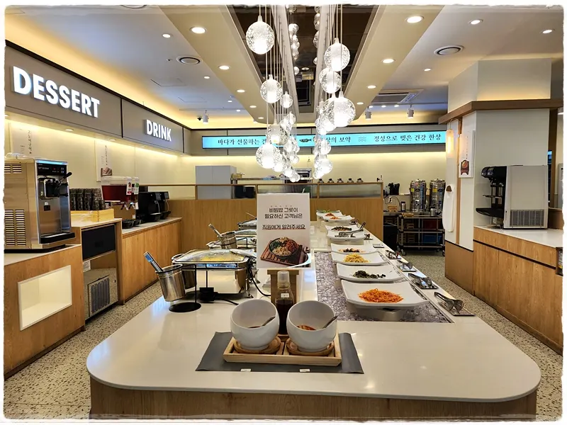 Overview of the 15-dish salad bar for the Korean set meal