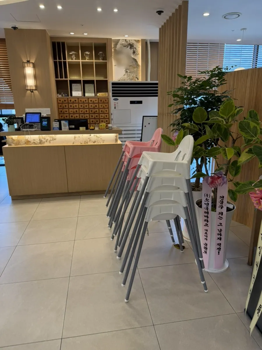 Table seating good for groups