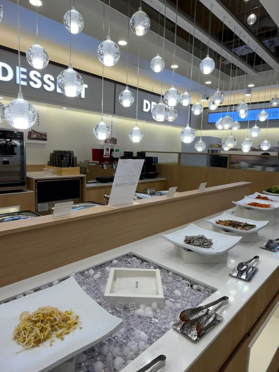 Self-serve bar with side dishes at Busan-e Tteun Godeungeo