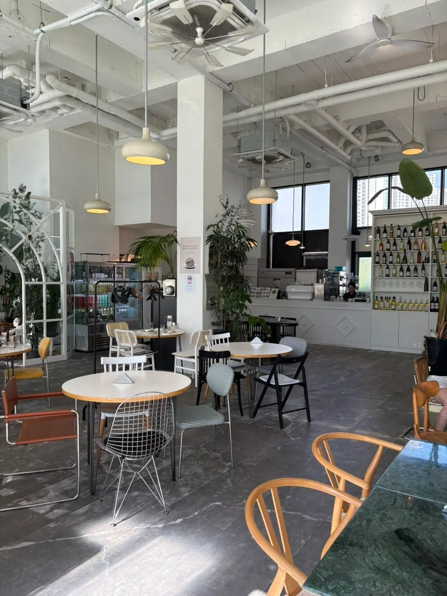 Exterior of When You Bite, a brunch café in Tangjeong