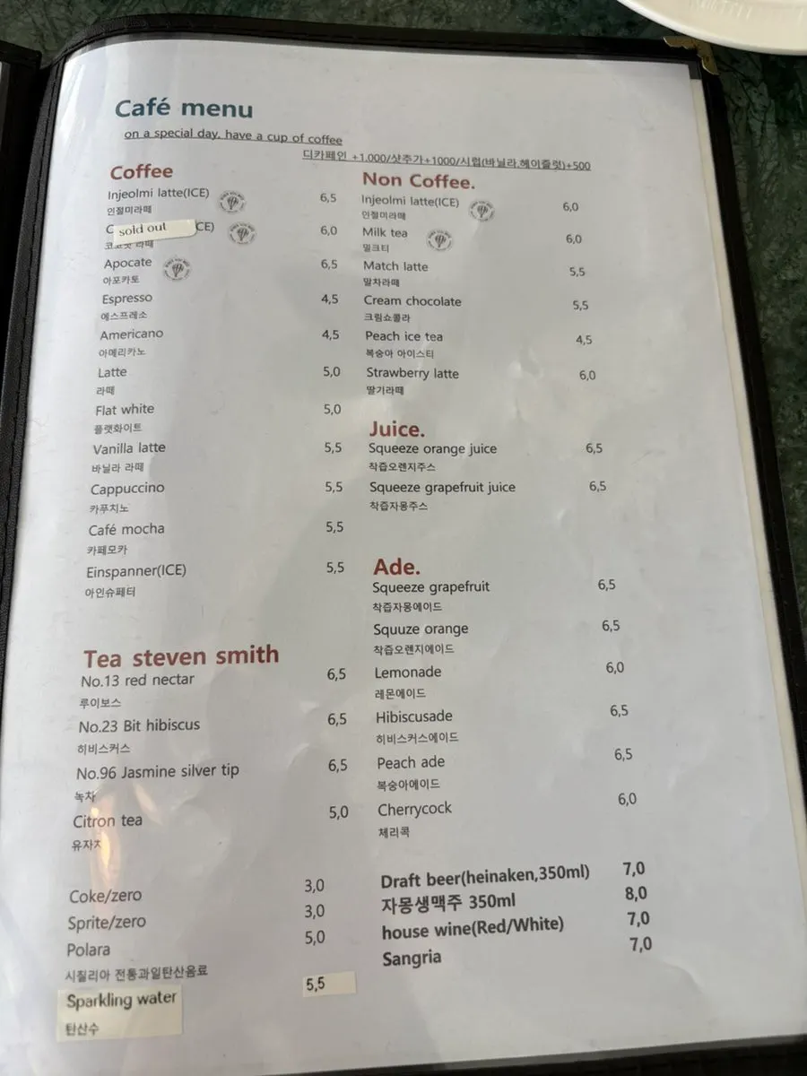 Comfortable brunch café atmosphere