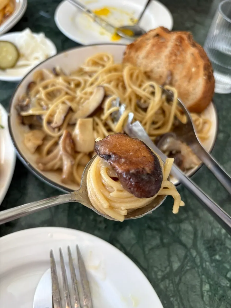 Brunch dish topped with spinach and jambon