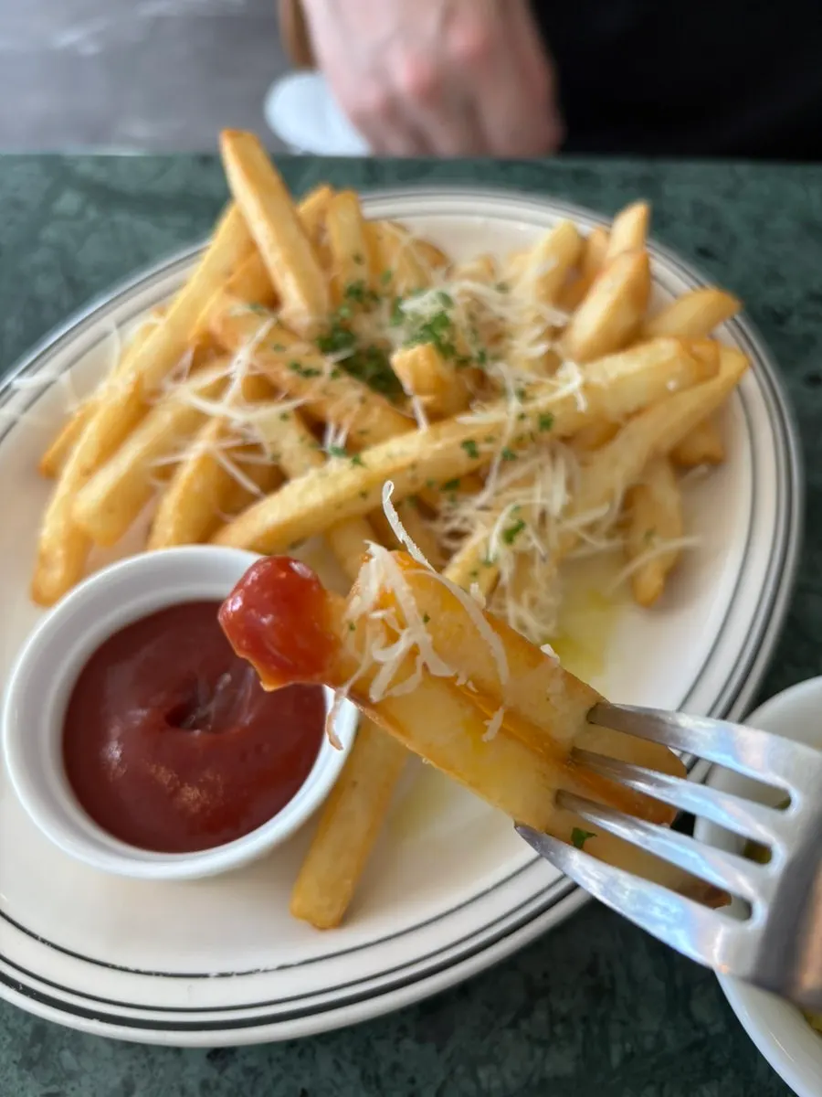 Mushroom pasta served with bread