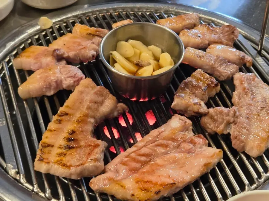 Pork belly cut with scissors on the grill