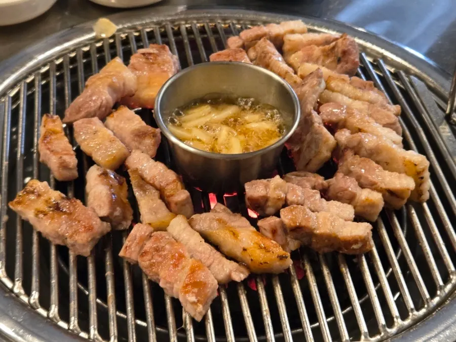 Garlic dish placed in the center of the grill