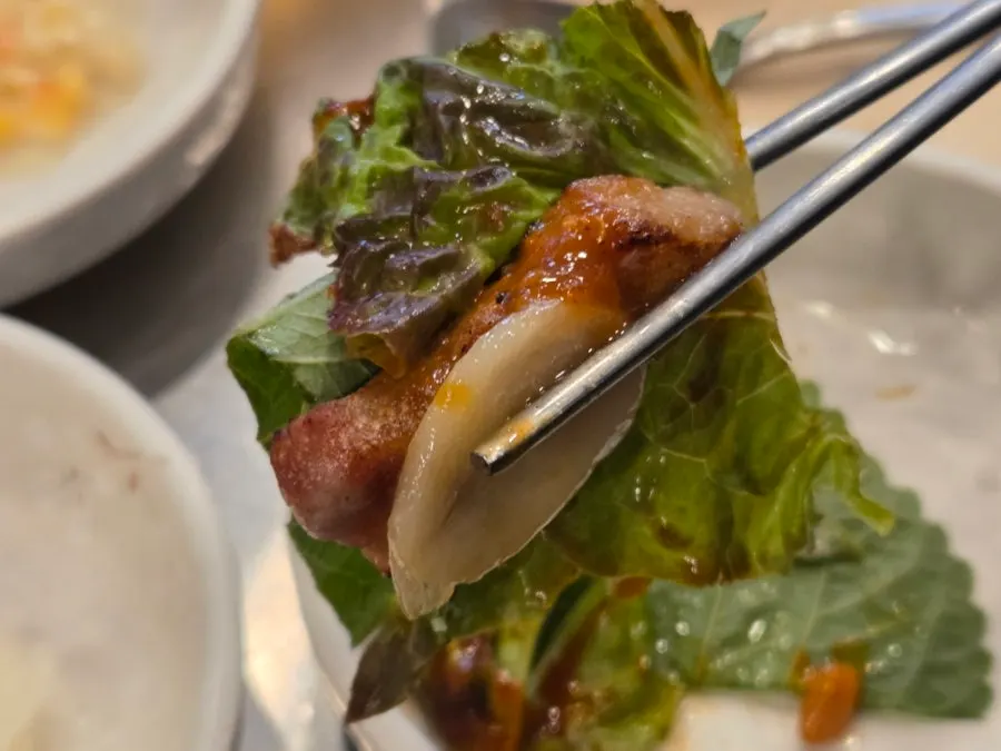 Seasoned lettuce-and-perilla-leaf salad and green onion kimchi