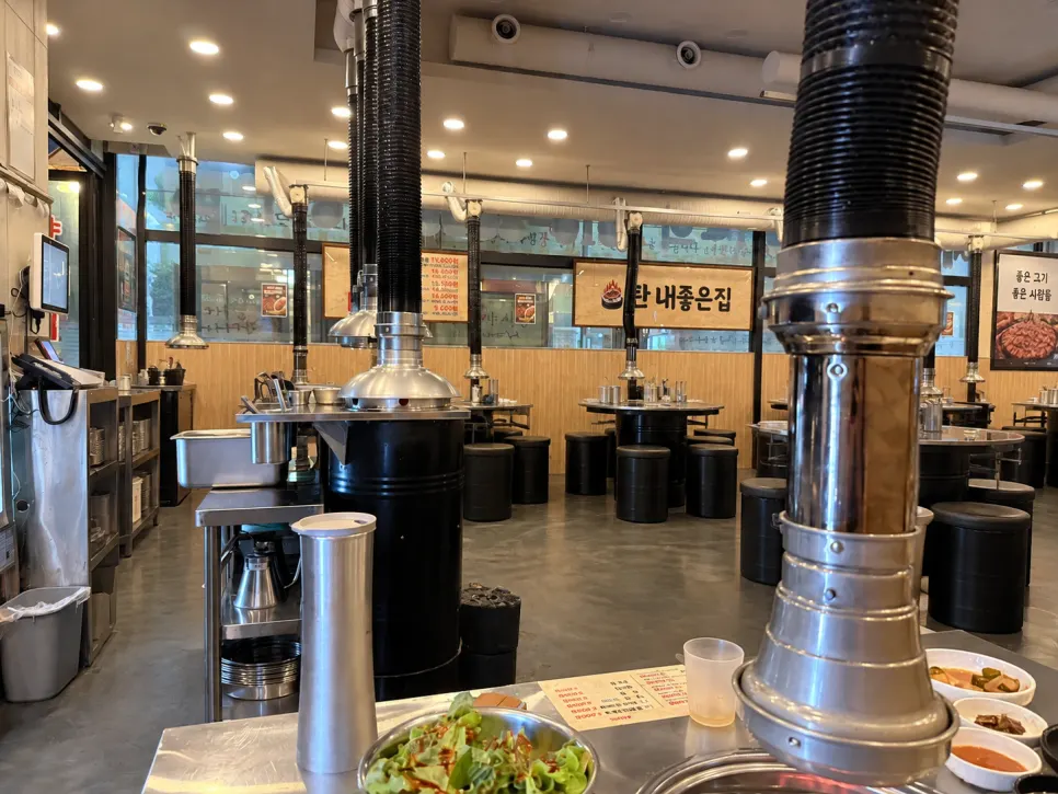 The dining hall at Tannae Paju Main Branch with group seating