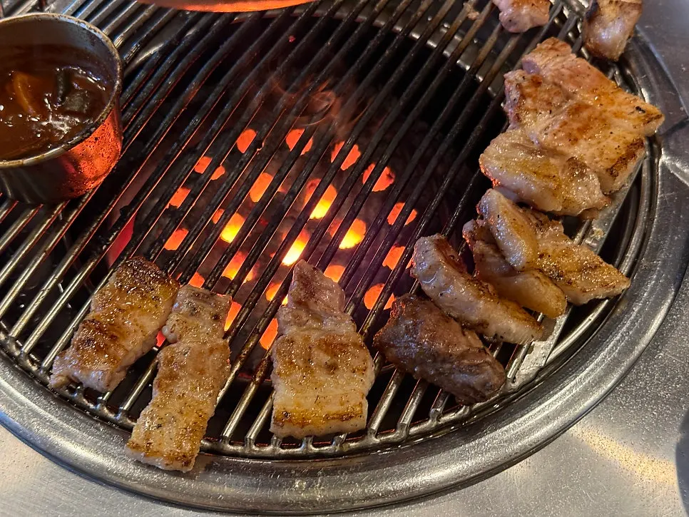 Charcoal-grilled pork belly served with side dishes