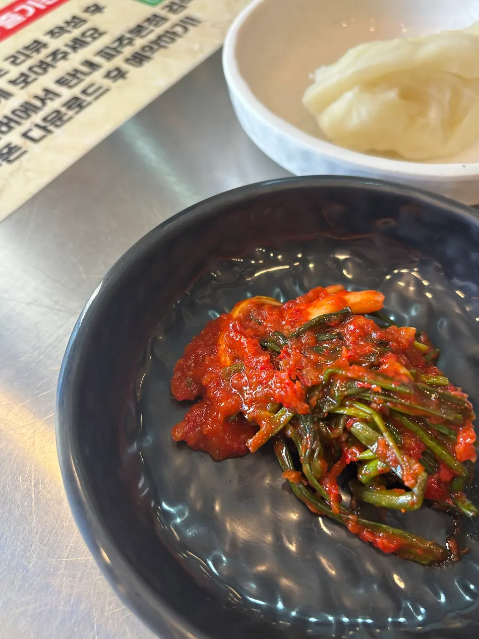 밑반찬 양파장아찌와 마카로니 샐러드