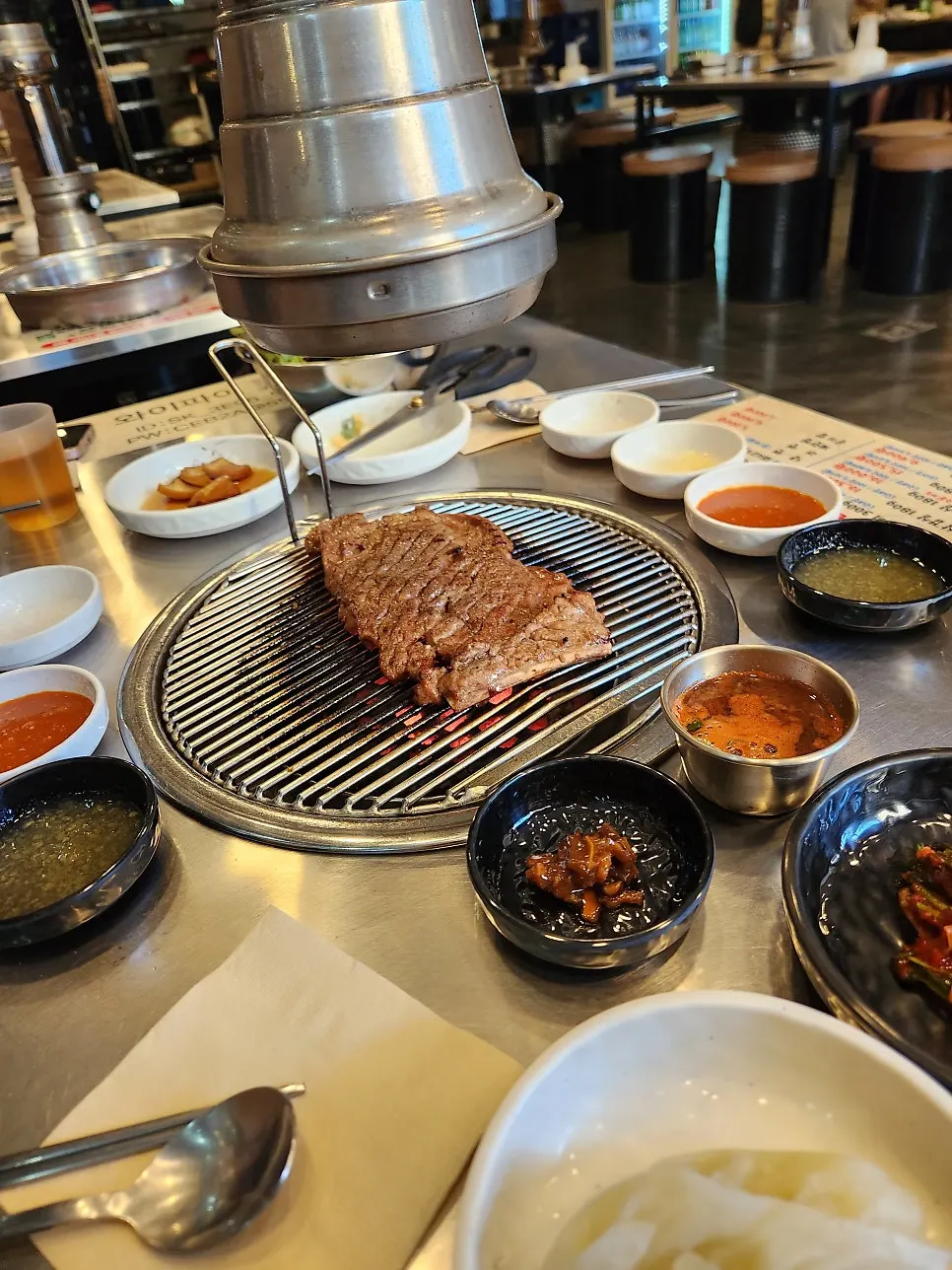 자리로 옮겨진 초벌 양념돼지왕구이