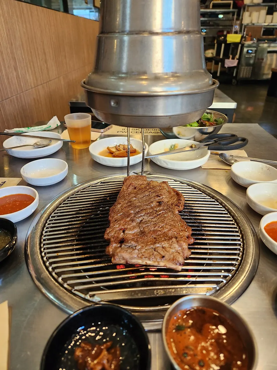 불판 위에서 마저 굽는 양념 고기