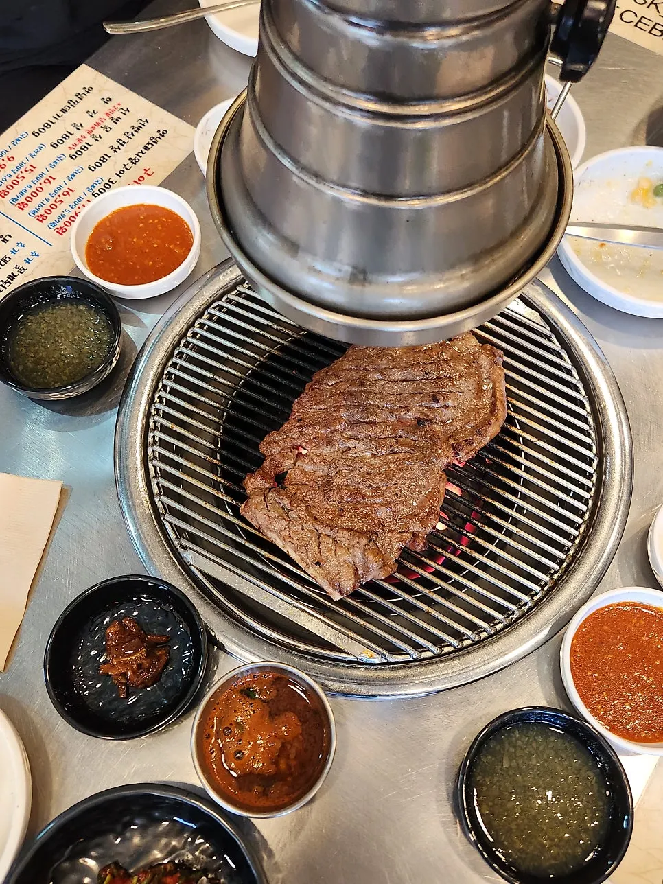 가위로 잘라 먹기 좋은 크기로 자른 고기