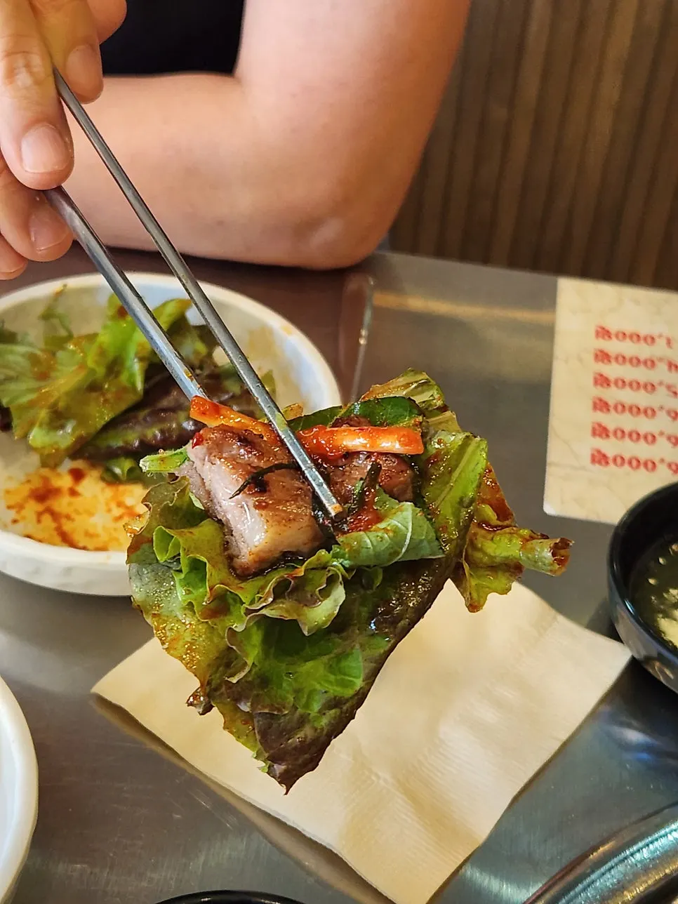고기와 함께 주문한 소주 한 잔