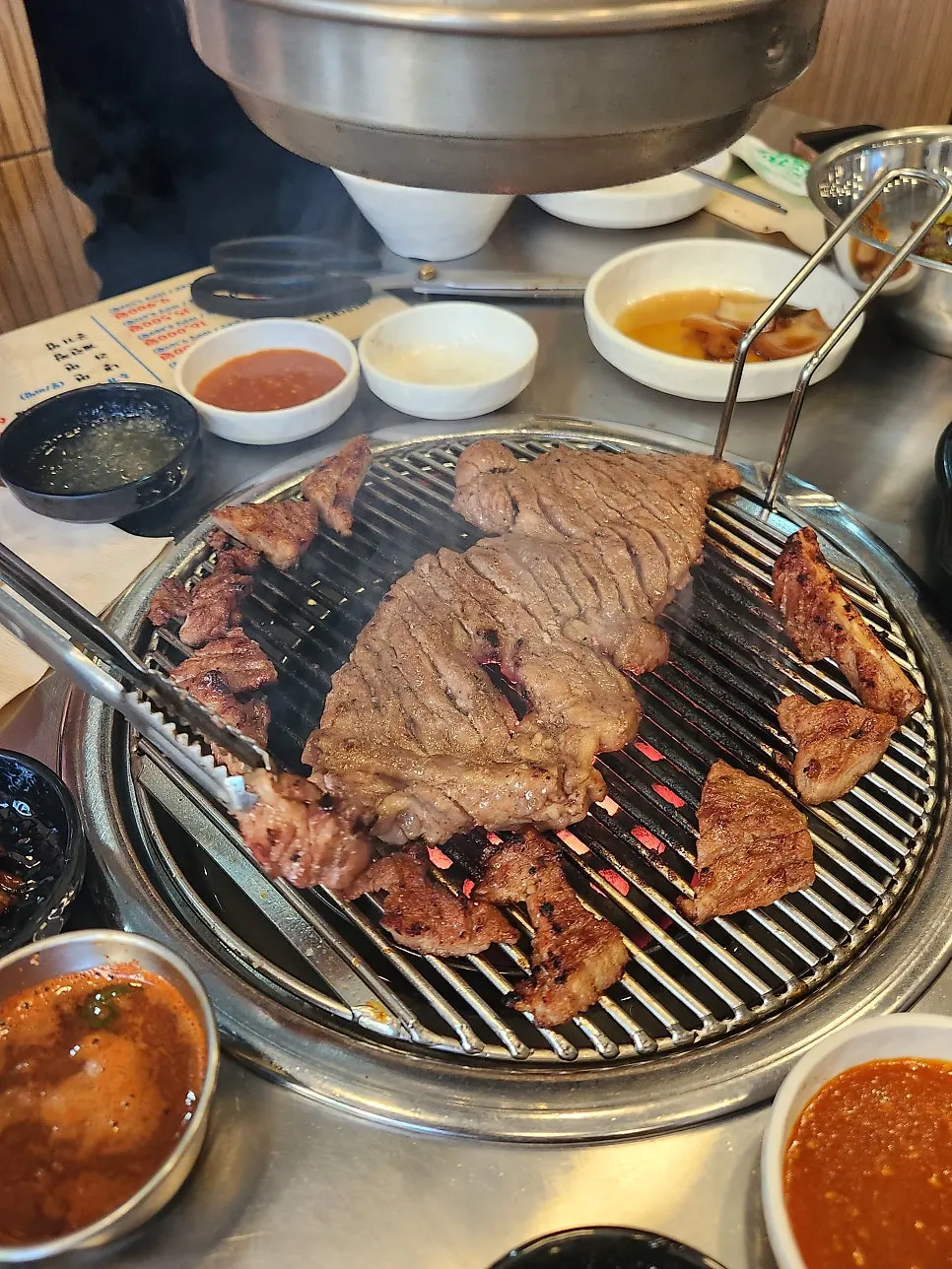마늘소스에 찍어 먹는 양념돼지왕구이