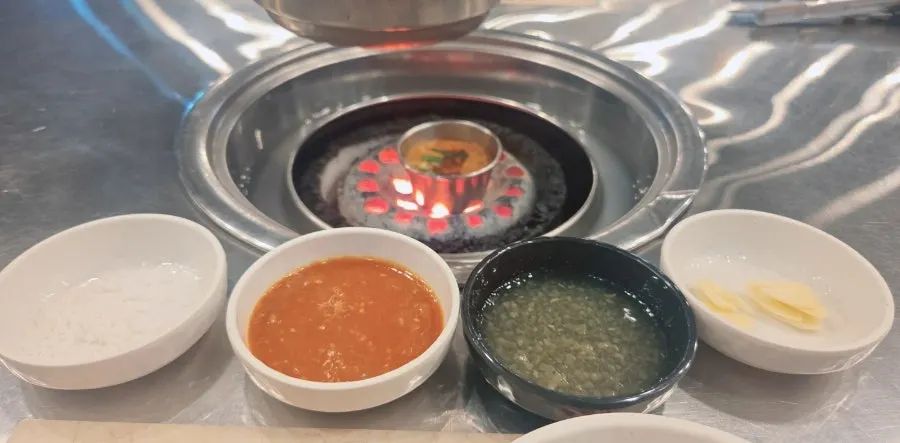 タンネ坡州本店のテーブルに並んだ肉のセッティング