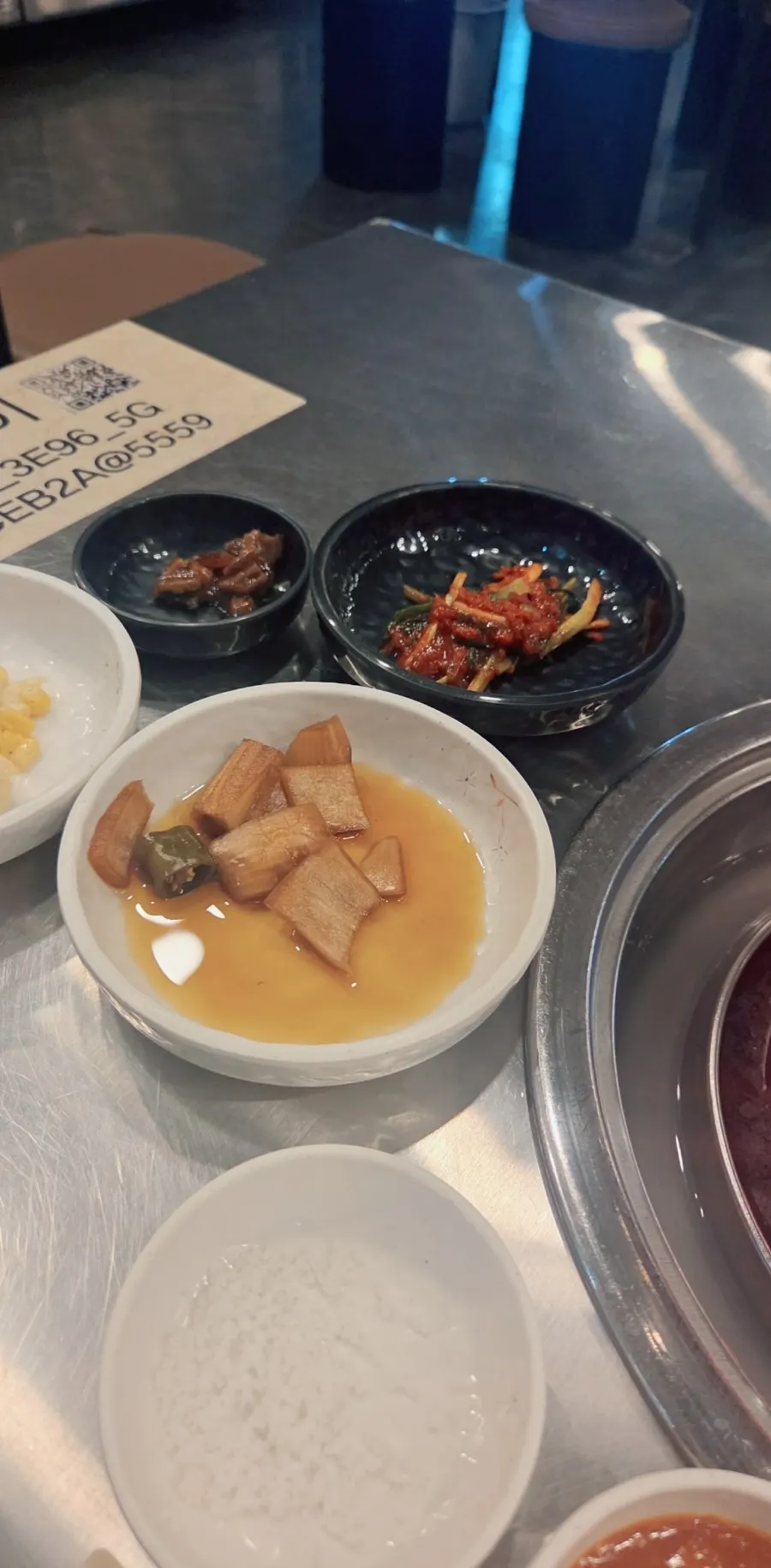 セルフコーナーのおかずが並ぶ焼肉店の食卓