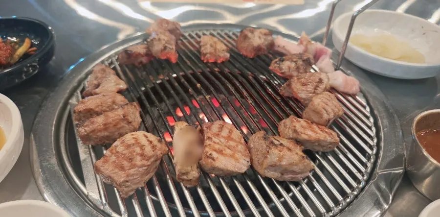 練炭の上に乗せられた下焼き豚首肉
