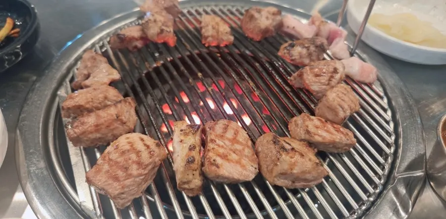 厚切りにして焼いた豚首肉の断面