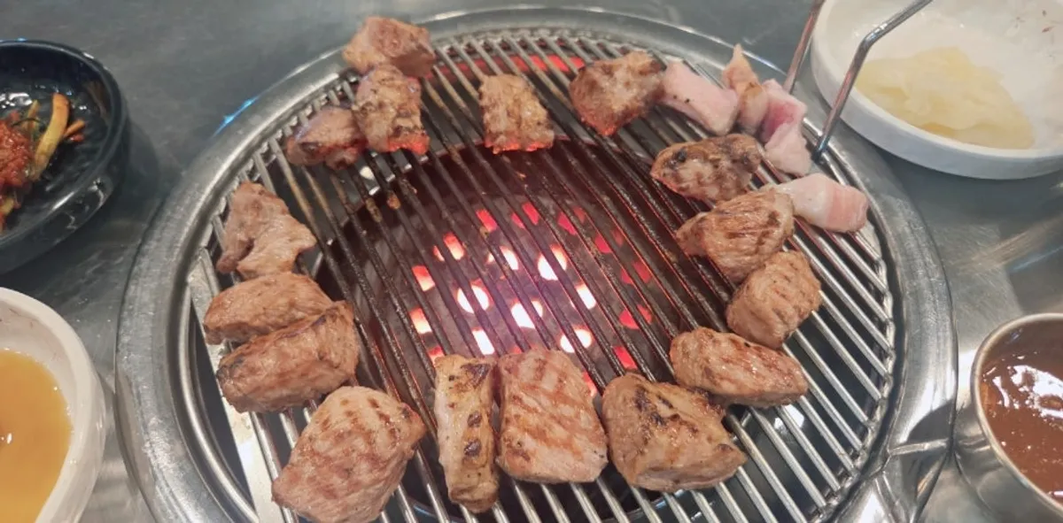 表面が香ばしく焼き上がった練炭焼き豚首肉