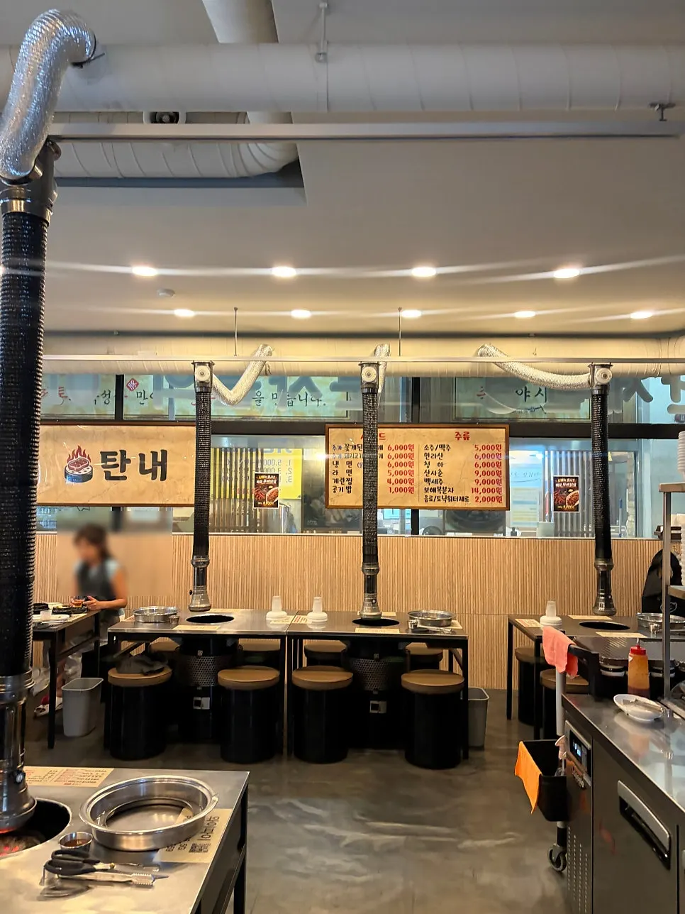 여러 명이 앉기 좋은 고깃집 좌석 구조