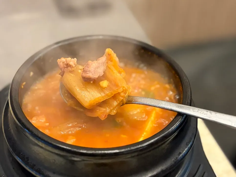 기본으로 나온 돼지고기김치찌개