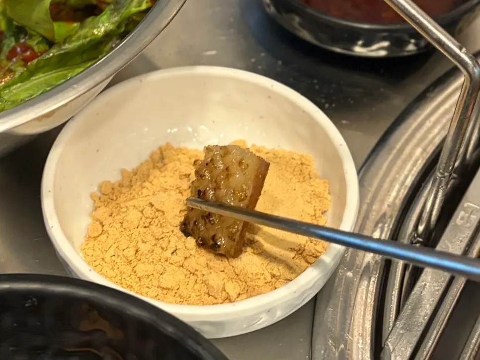 콩가루에 찍어 먹는 양념 껍데기