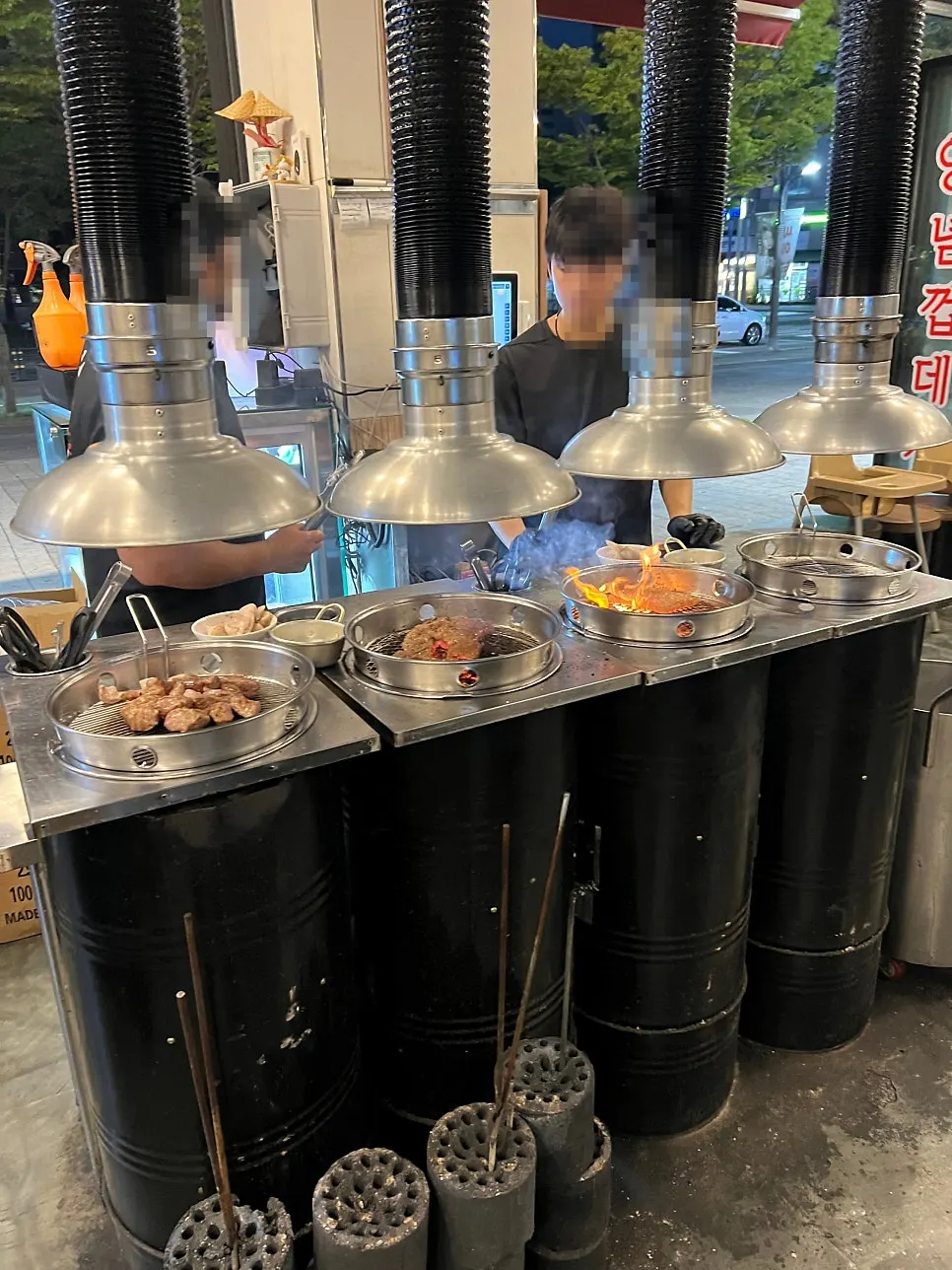 탄내 파주본점 매장 내부와 초벌 화로 쪽 모습