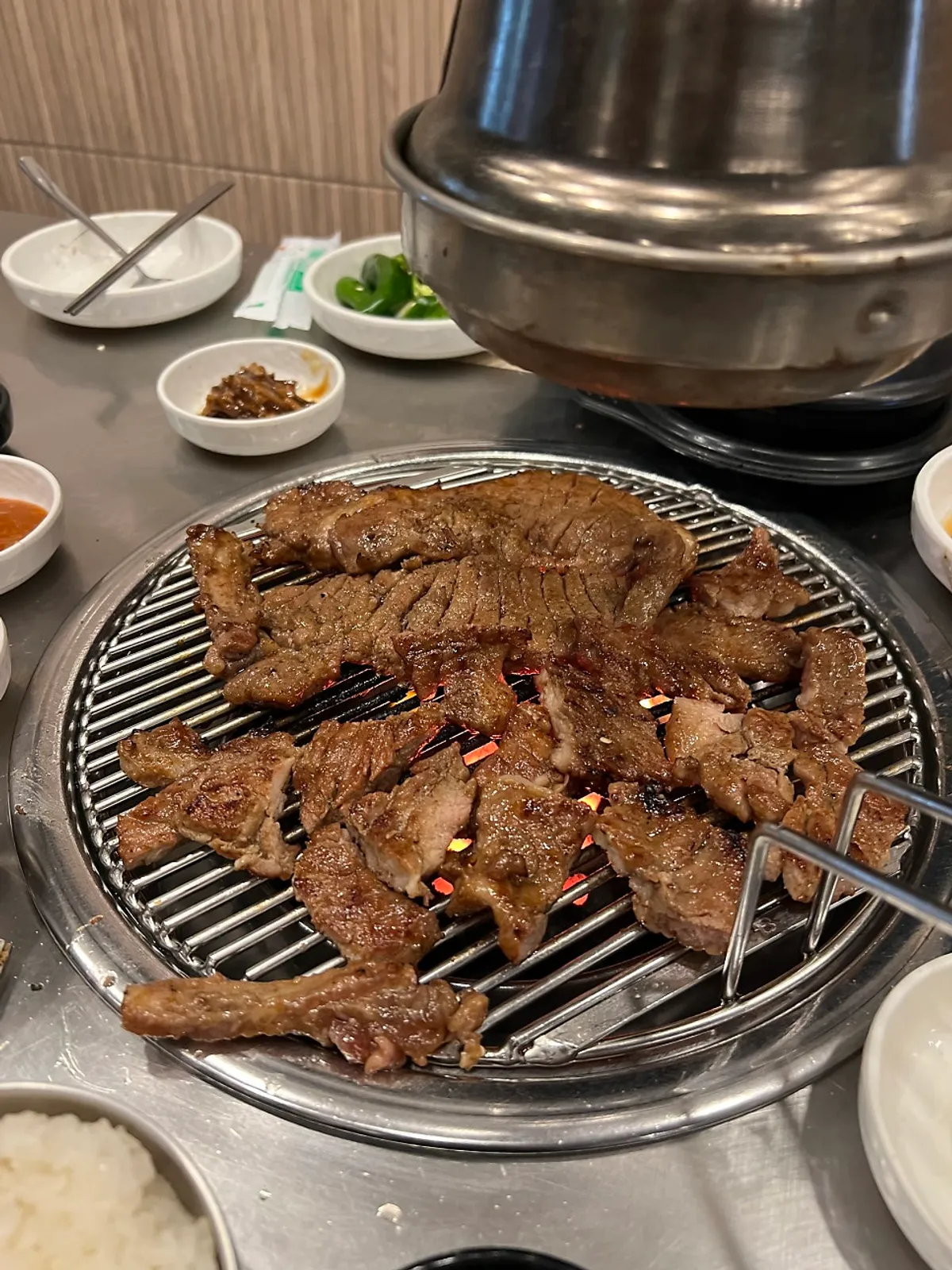 연탄 석쇠 위에서 마무리 굽는 국내산 돼지갈비